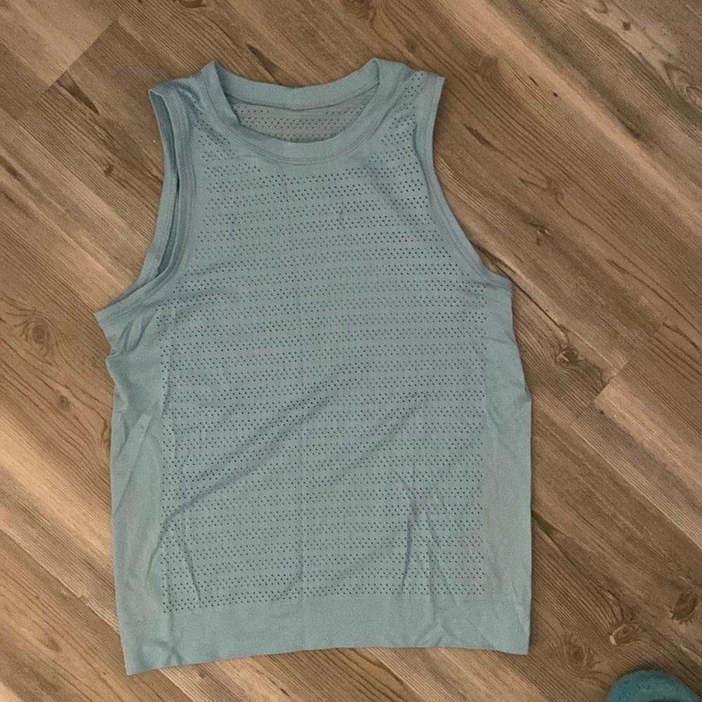 Lululemon women’s muscle tank